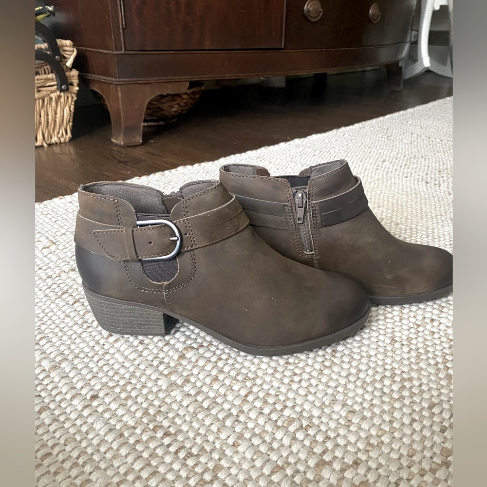 **BRAND NEW** Clarks leather booties mushroom color size 6.5
